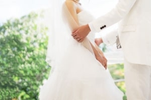 結婚する二人