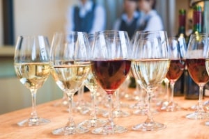 テーブルの上のワイングラス