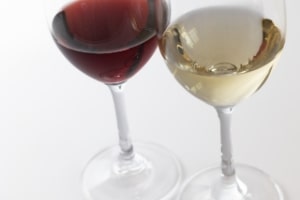赤と白のワイン