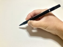 ペンを持つ