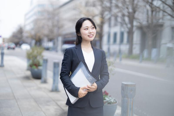 異動女性